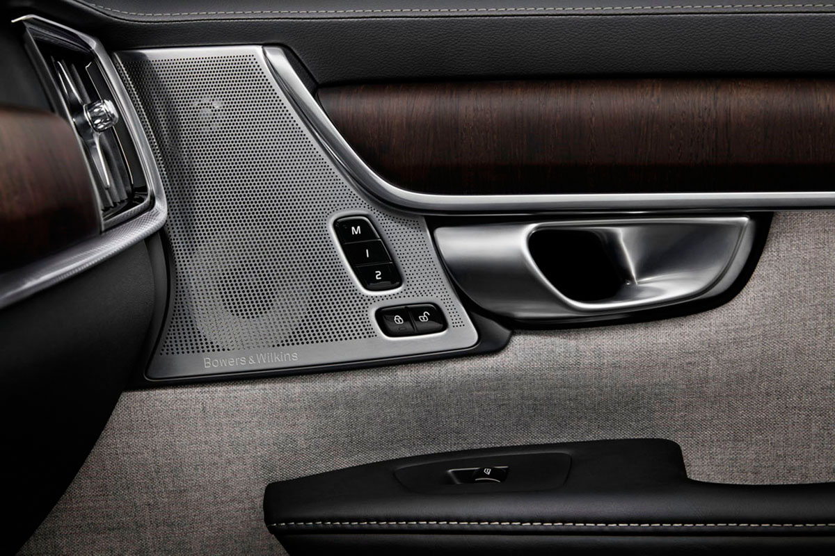 268127_Volvo_Premium_Sound_System_by_Bowers_Wilkins_im_Volvo_Interieur.jpg