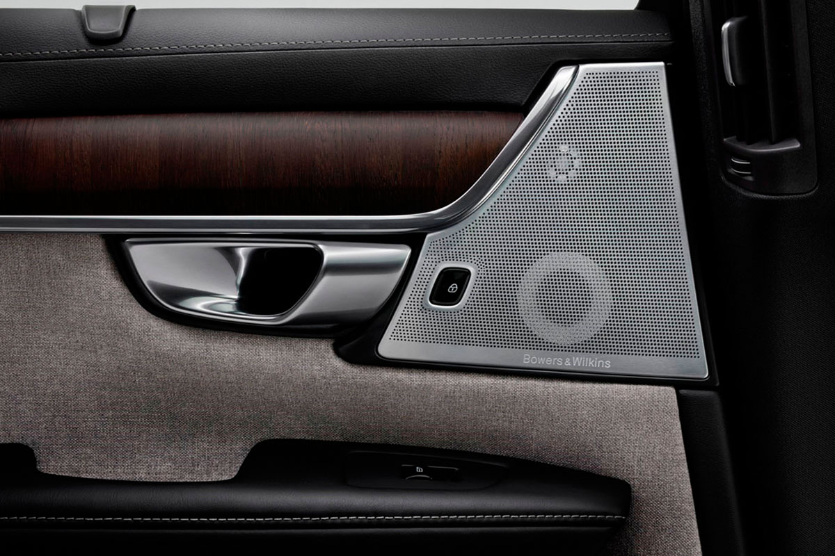 268128_Volvo_Premium_Sound_System_by_Bowers_Wilkins_im_Volvo_Interieur.jpg